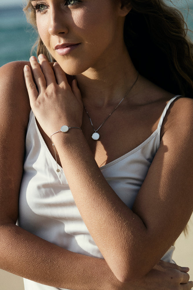 White Mother of Pearl Round Sliced Adjustable Bracelet