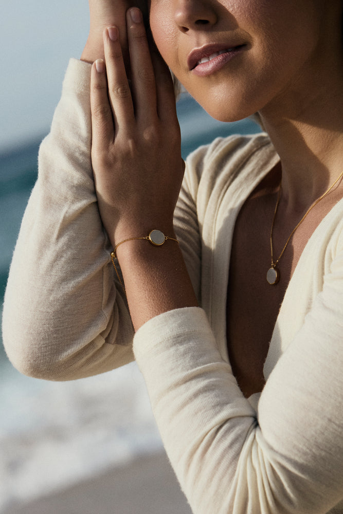 White Mother of Pearl Round Sliced Adjustable Bracelet