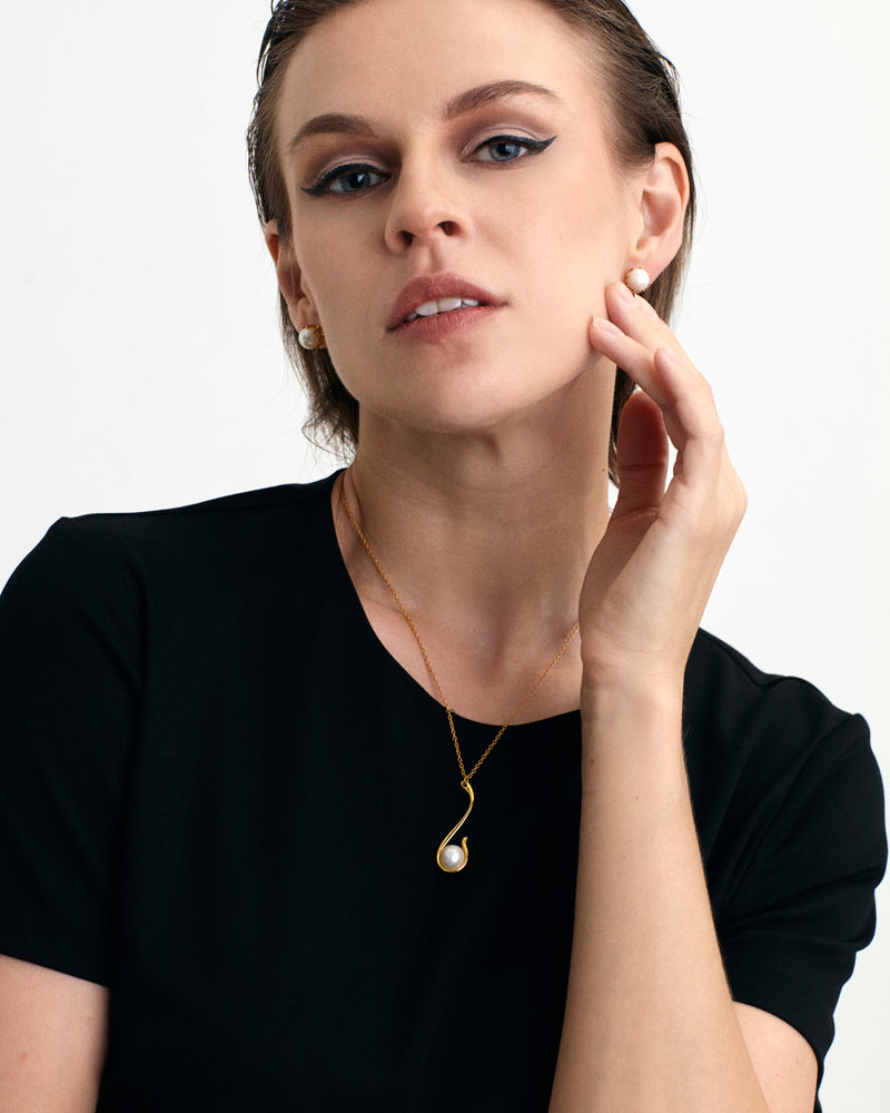 
                
                    Load image into Gallery viewer, Fresh water pearl contemporary 18K gold vermeil necklace on model
                
            
